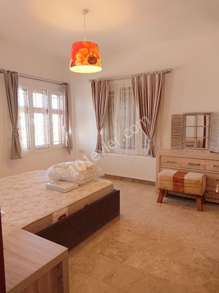 Girne Çevreyolunda Dağ ve Deniz Manzaralı Merkezi Isıtmalı 3+1 Özel Havuzlu Kiralık Lüks Villa!!!