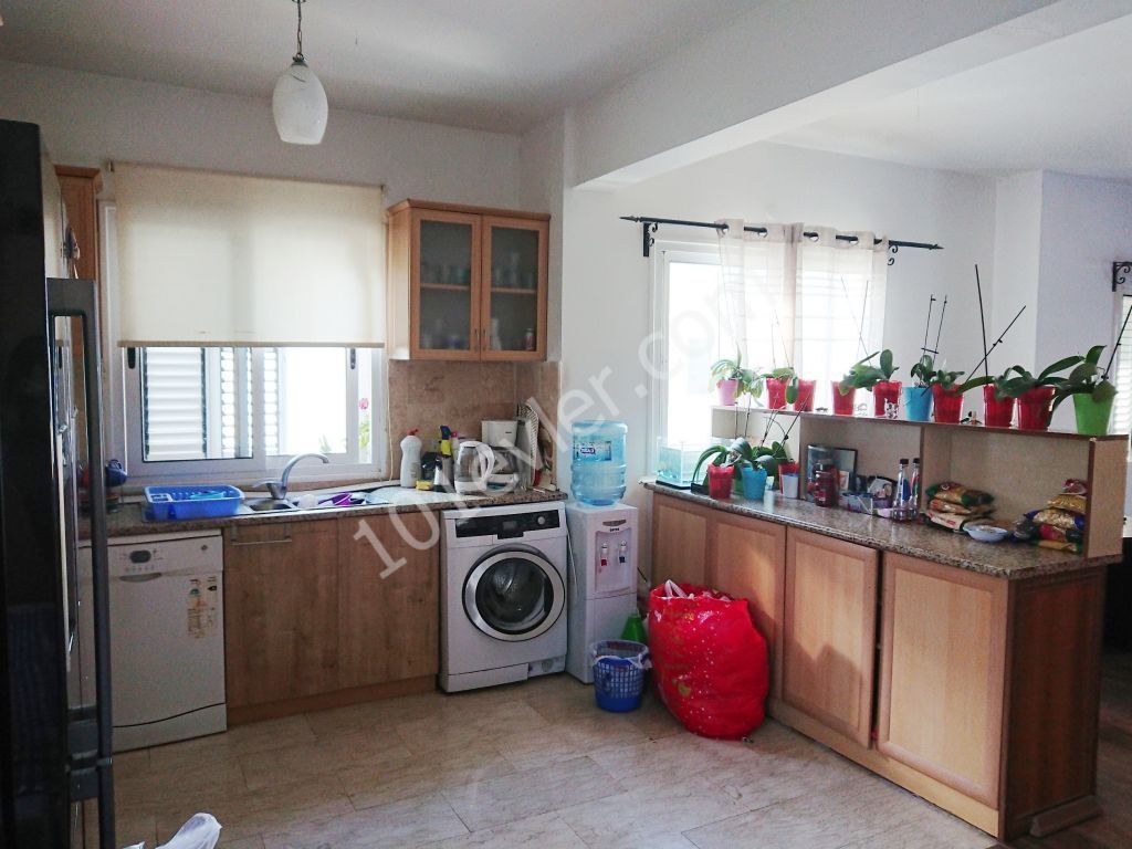 Girne Merkez'e yakın  Geniş Bakımlı 4+1 Büyük Teraslı Şömineli Satılık Penthouse 