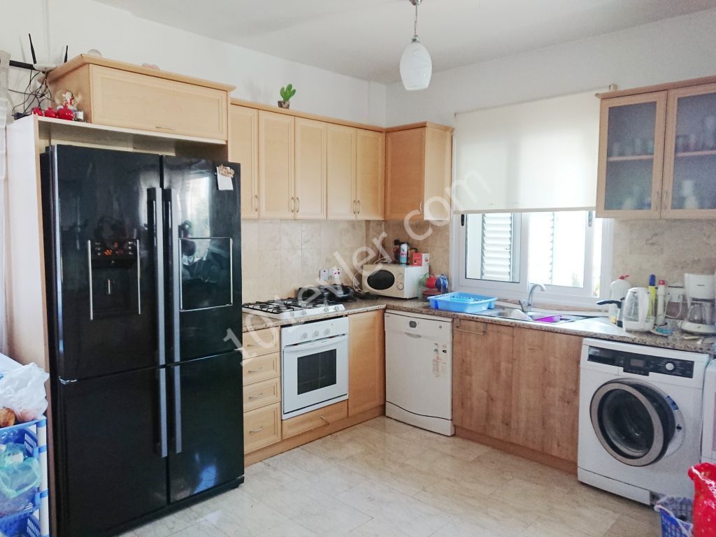 Girne Merkez'e yakın  Geniş Bakımlı 4+1 Büyük Teraslı Şömineli Satılık Penthouse 