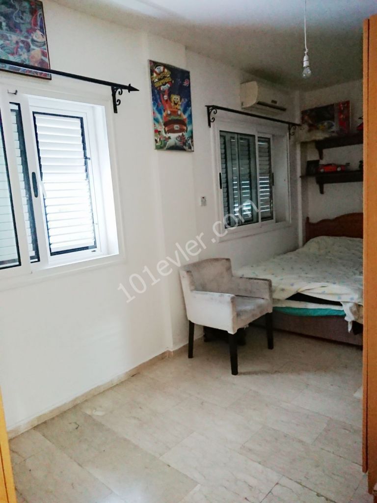 Girne Merkez'e yakın  Geniş Bakımlı 4+1 Büyük Teraslı Şömineli Satılık Penthouse 