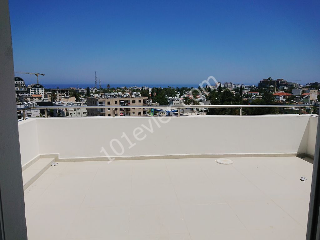 Girne Merkez'de Dağ - Deniz Manzaralı "120 m2 lik Teraslarıyla" 3+1  Penthouse Daire Kiralık! 