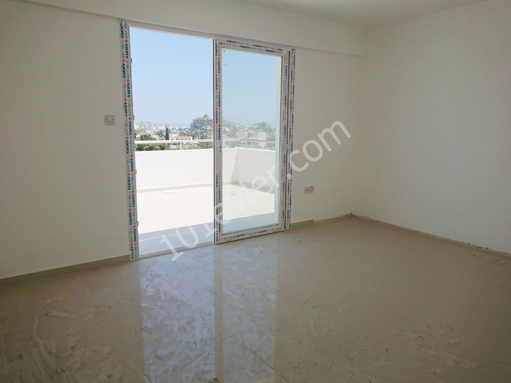 Girne Merkez'de Dağ - Deniz Manzaralı "120 m2 lik Teraslarıyla" 3+1  Penthouse Daire Kiralık! 