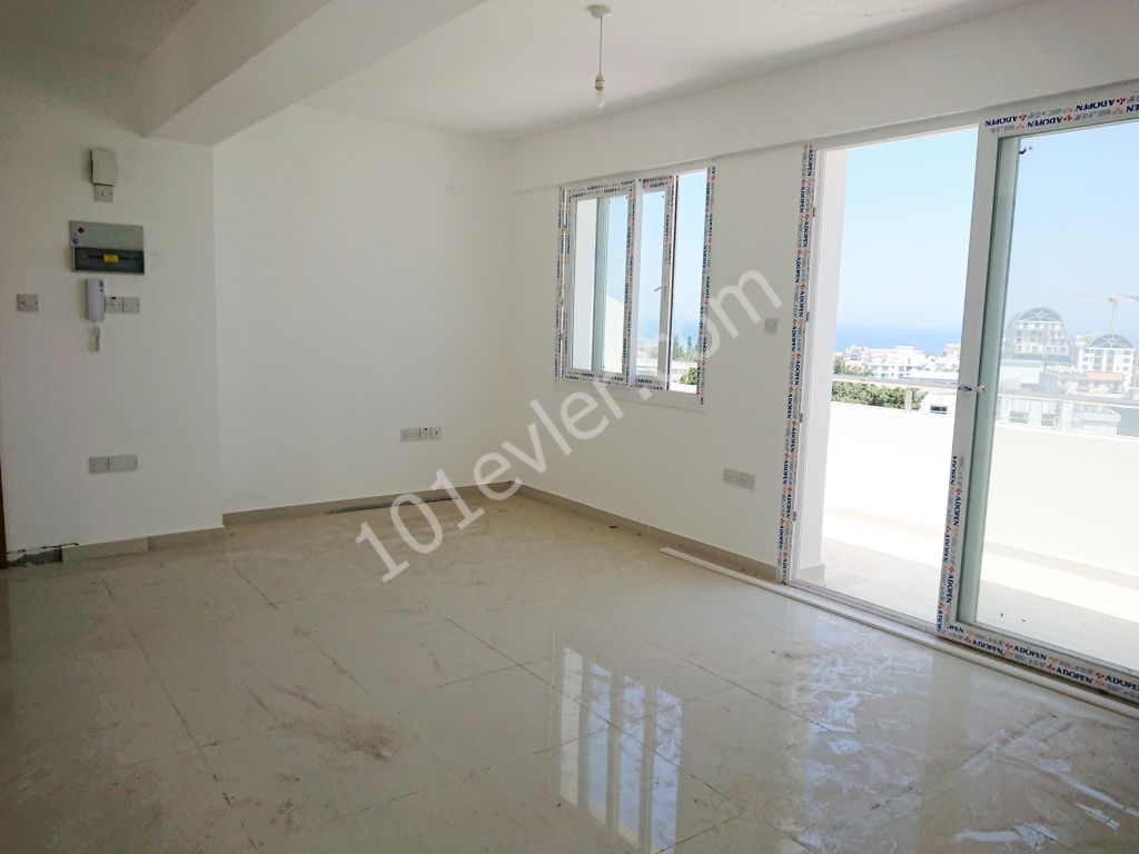 Girne Merkez'de Dağ - Deniz Manzaralı "120 m2 lik Teraslarıyla" 3+1  Penthouse Daire Kiralık! 