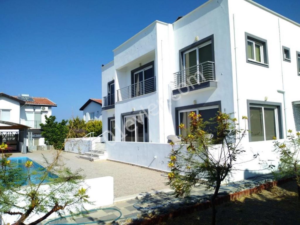 Lapta'da  Denize Sıfır 4+2 Satılık Villa!