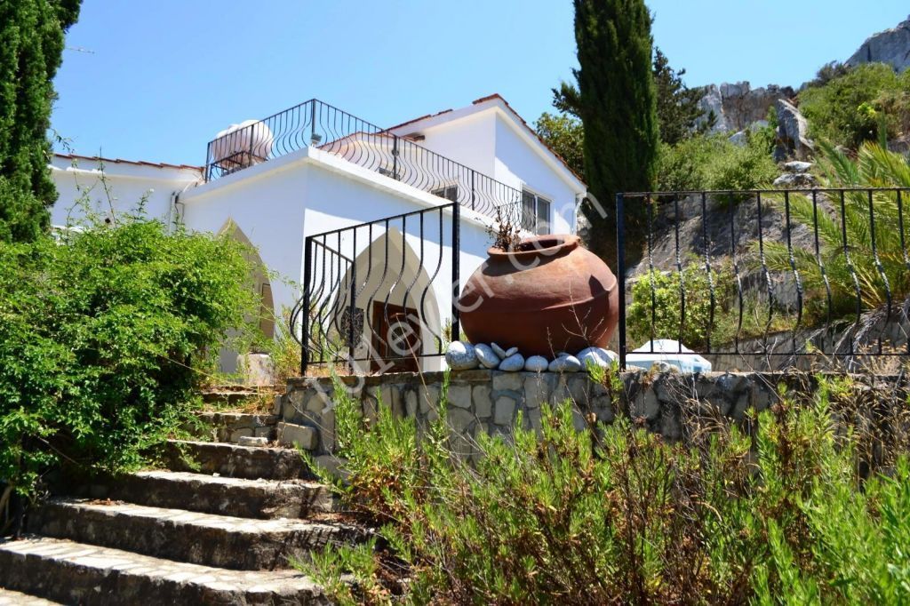 Girne Kayalar'da Türk koçanlı, harika deniz manzaralı, 4+2, havuzlu villa, şanslı alıcısını bekliyor