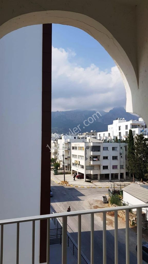 Girne Kaşgar Court Bölgesinde Deniz Manzaralı Eşyalı 3+1 SATILIK Daire