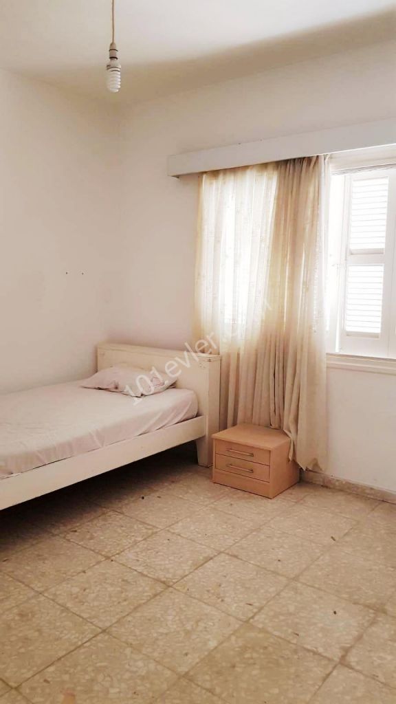 Girne Kaşgar Court Bölgesinde Deniz Manzaralı Eşyalı 3+1 SATILIK Daire