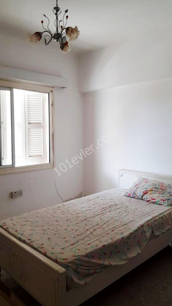 Girne Kaşgar Court Bölgesinde Deniz Manzaralı Eşyalı 3+1 SATILIK Daire