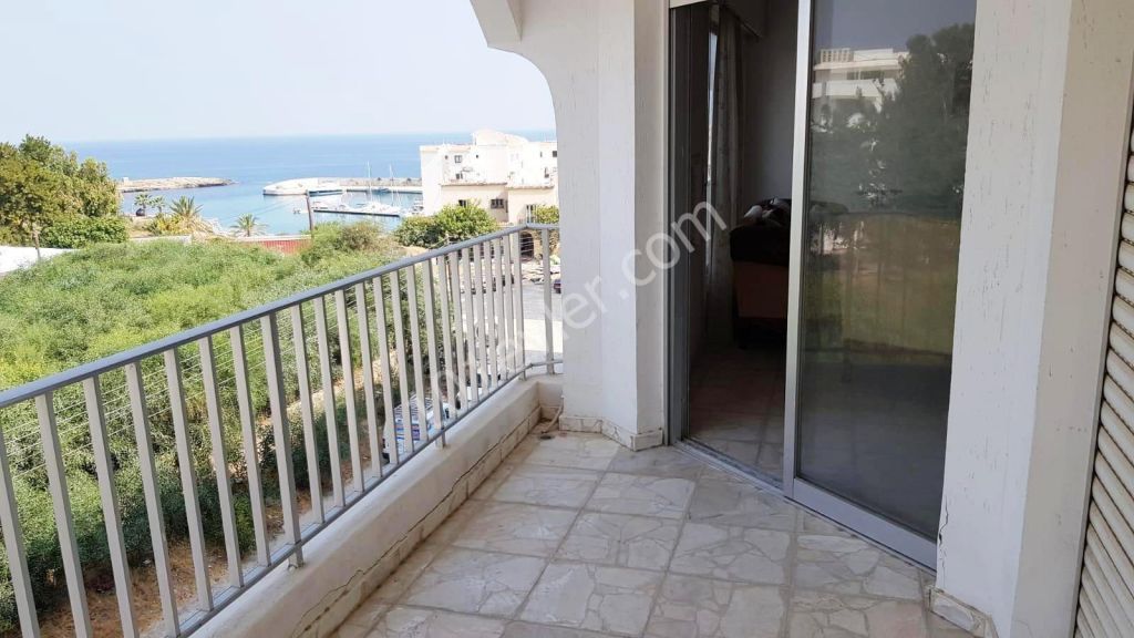 Girne Kaşgar Court Bölgesinde Deniz Manzaralı Eşyalı 3+1 SATILIK Daire