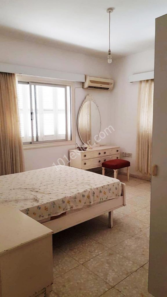 Girne Kaşgar Court Bölgesinde Deniz Manzaralı Eşyalı 3+1 SATILIK Daire