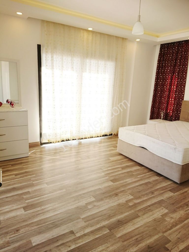 Girne'de Prestijli, Güvenlikli Rezidansta Lüks 3+1 EŞYALI Kiralık daire!