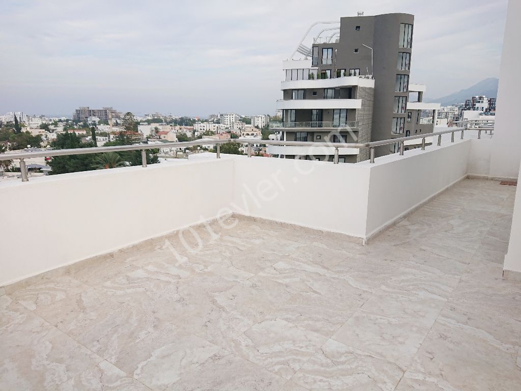 Girne Merkezde 360 derece Manzaralı, Dev Teraslı Tüm Kata Sahip 2+1 TAM Penthouse!