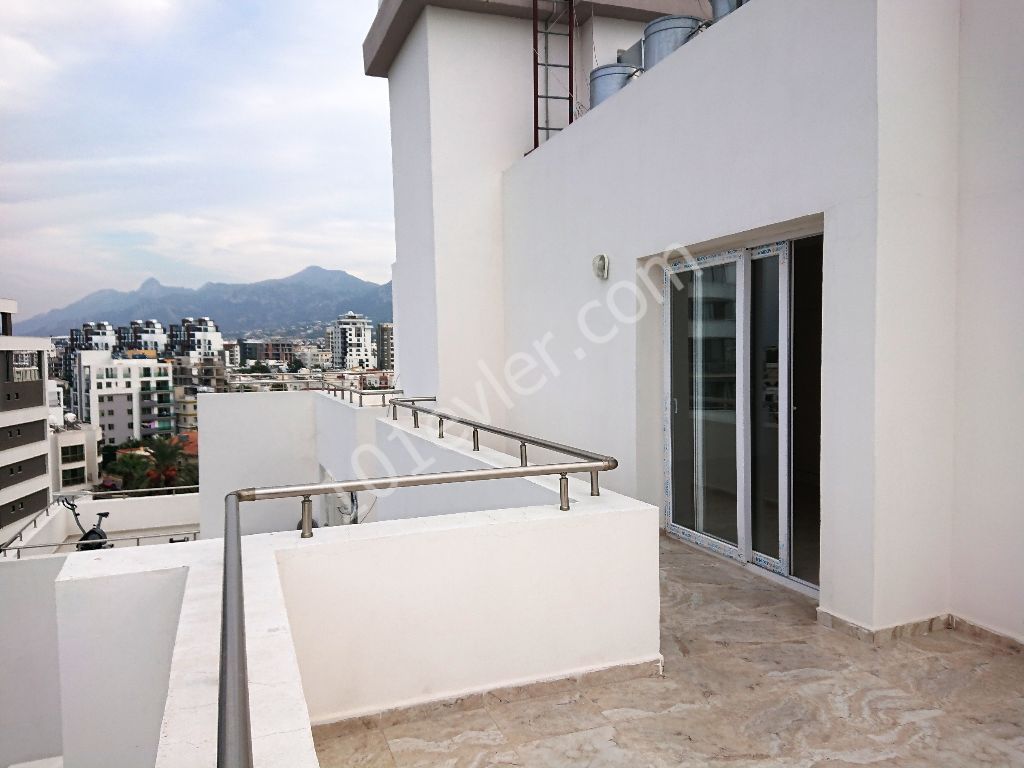 Girne Merkezde 360 derece Manzaralı, Dev Teraslı Tüm Kata Sahip 2+1 TAM Penthouse!