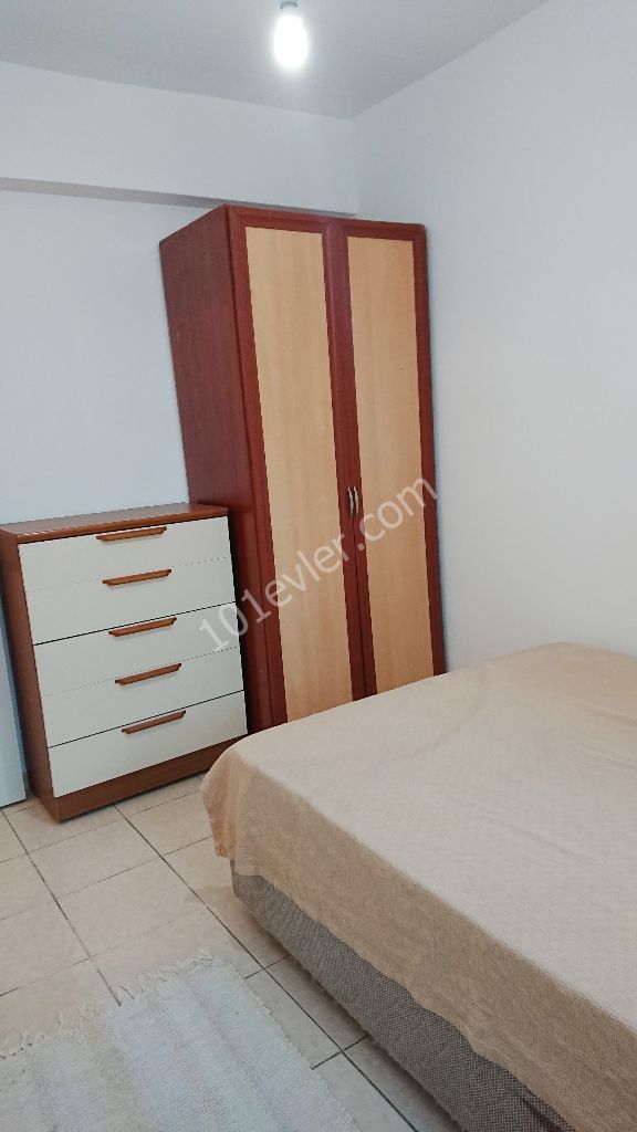 Girne Merkezde Çarşıya ve Servislerin Geçtiği Anayola 1dk Yürüme Mesafesi 2+1 Kiralık Daire 