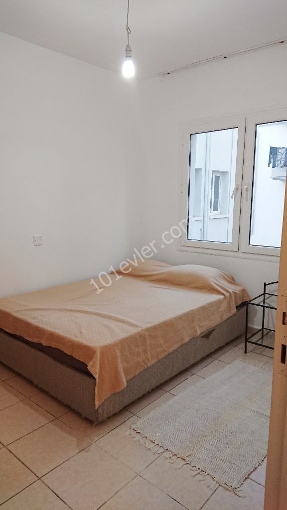 Girne Merkezde Çarşıya ve Servislerin Geçtiği Anayola 1dk Yürüme Mesafesi 2+1 Kiralık Daire 