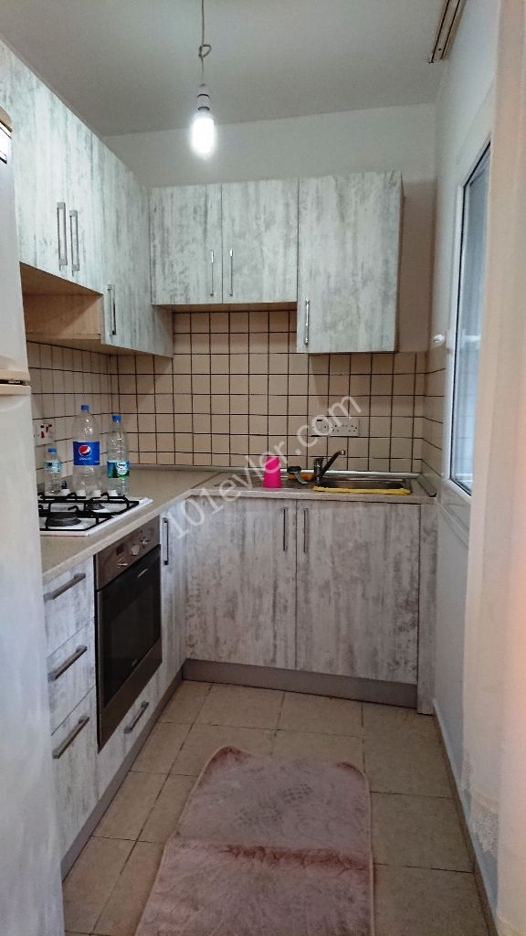 Girne Merkezde Çarşıya ve Servislerin Geçtiği Anayola 1dk Yürüme Mesafesi 2+1 Kiralık Daire 