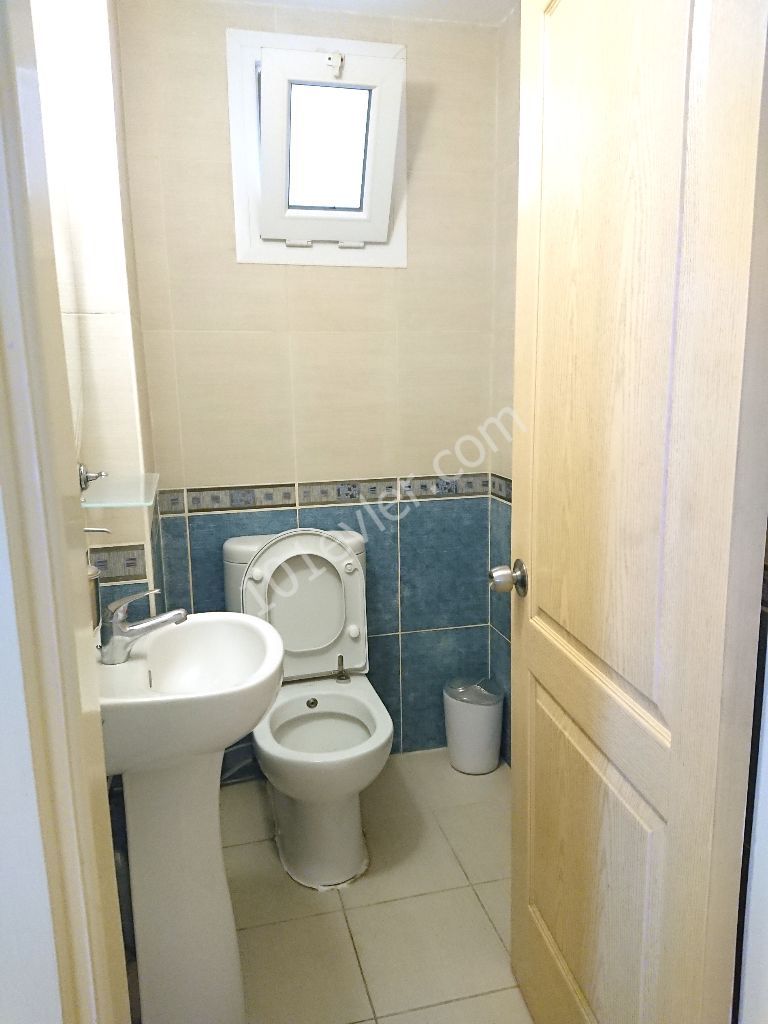 Girne Öğretmen Evi Bölgesinde Nezih Bakımlı Apartmanda  3+1 Full Eşyalı SATILIK ve KİRALIK Daire 