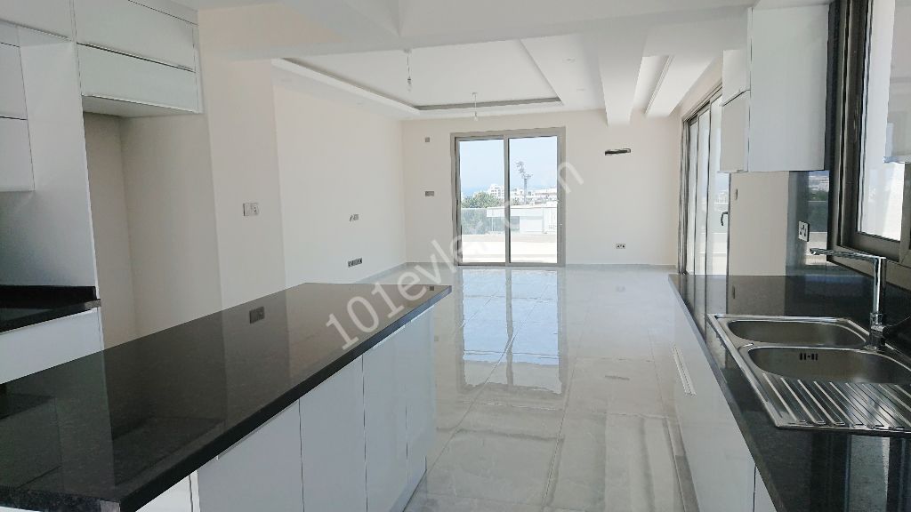 Girne Merkez'de Yeni Asansörlü Binada 360 Derece Manzara Teraslı- 3+1 Full Penthouse!