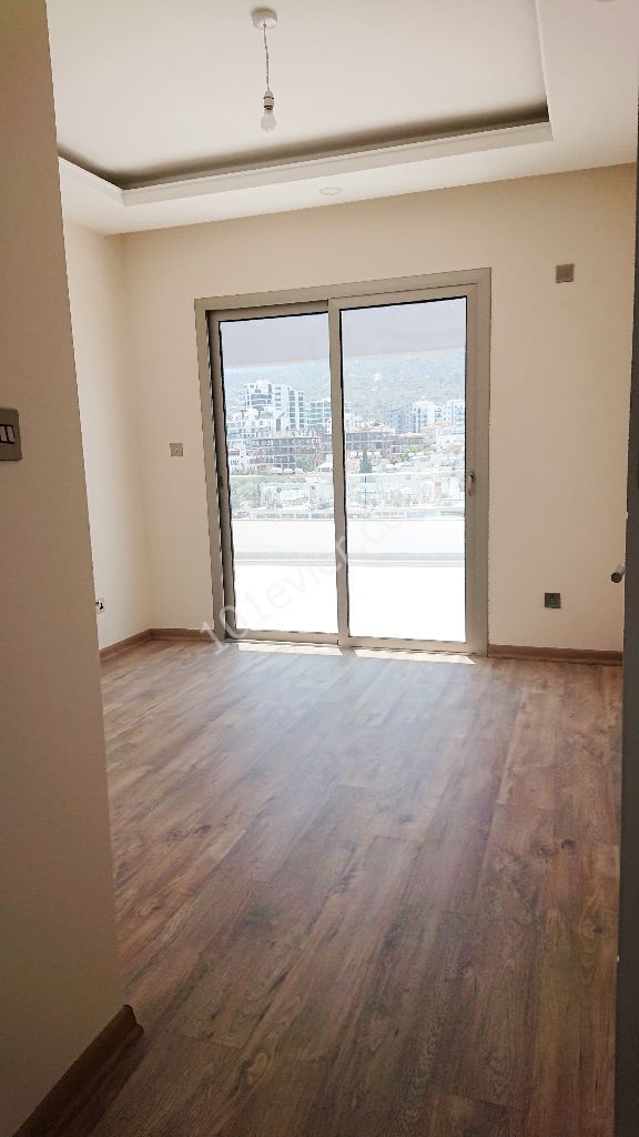 Girne Merkez'de Yeni Asansörlü Binada 360 Derece Manzara Teraslı- 3+1 Full Penthouse!