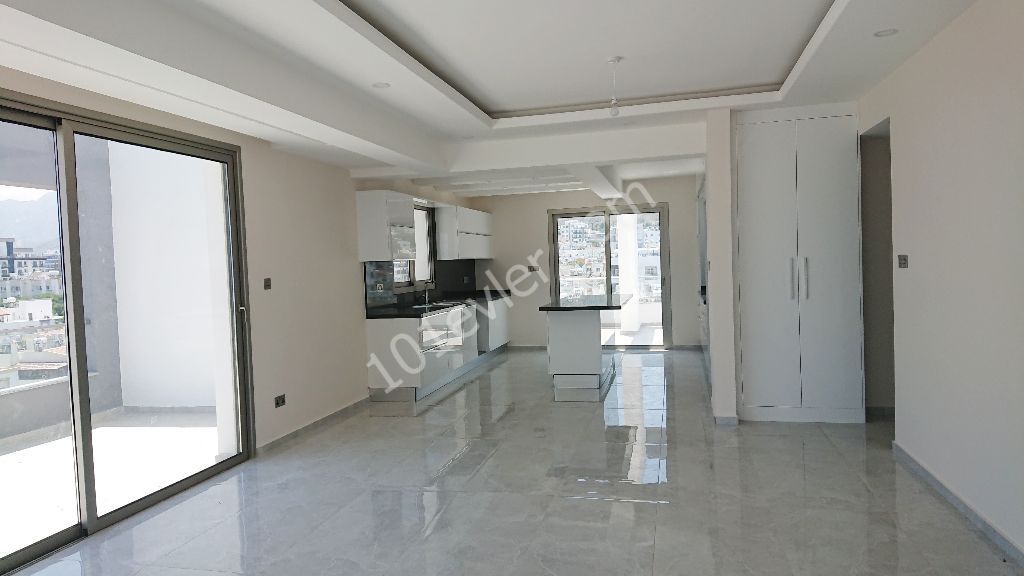 Girne Merkez'de Yeni Asansörlü Binada 360 Derece Manzara Teraslı- 3+1 Full Penthouse!