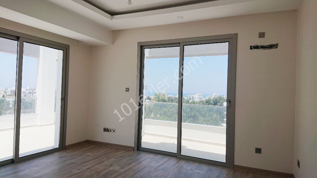 Girne Merkez'de Yeni Asansörlü Binada 360 Derece Manzara Teraslı- 3+1 Full Penthouse!