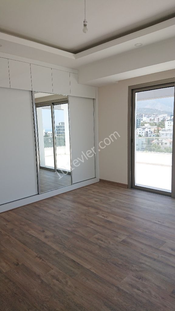 Girne Merkez'de Yeni Asansörlü Binada 360 Derece Manzara Teraslı- 3+1 Full Penthouse!