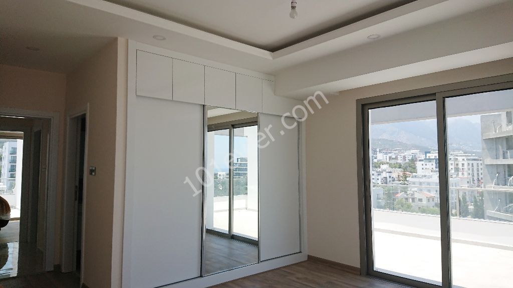 Girne Merkez'de Yeni Asansörlü Binada 360 Derece Manzara Teraslı- 3+1 Full Penthouse!