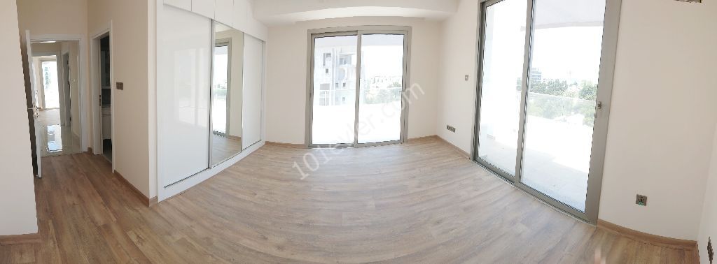 Girne Merkez'de Yeni Asansörlü Binada 360 Derece Manzara Teraslı- 3+1 Full Penthouse!