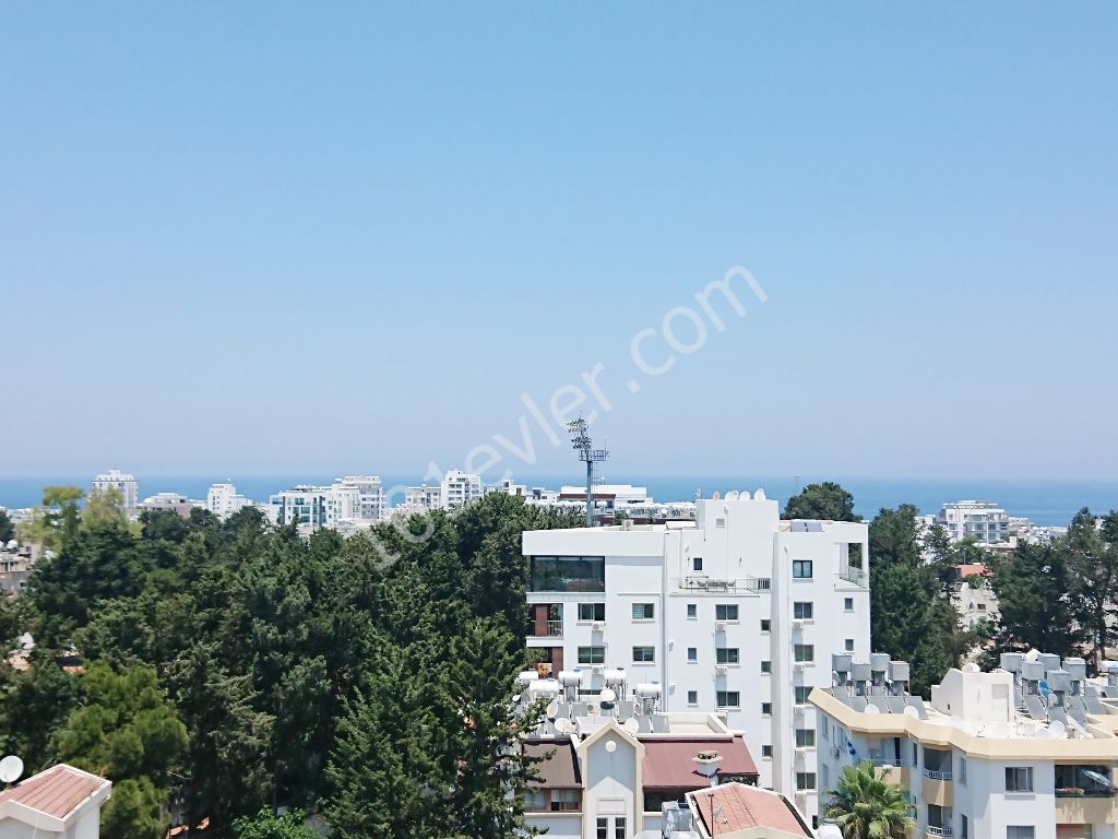 Girne Merkez'de Yeni Asansörlü Binada 360 Derece Manzara Teraslı- 3+1 Full Penthouse!