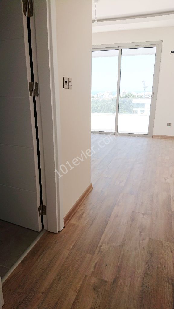 Girne Merkez'de Yeni Asansörlü Binada 360 Derece Manzara Teraslı- 3+1 Full Penthouse!