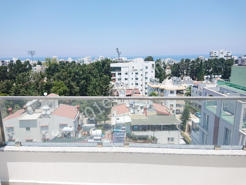 Girne Merkez'de Yeni Asansörlü Binada 360 Derece Manzara Teraslı- 3+1 Full Penthouse!