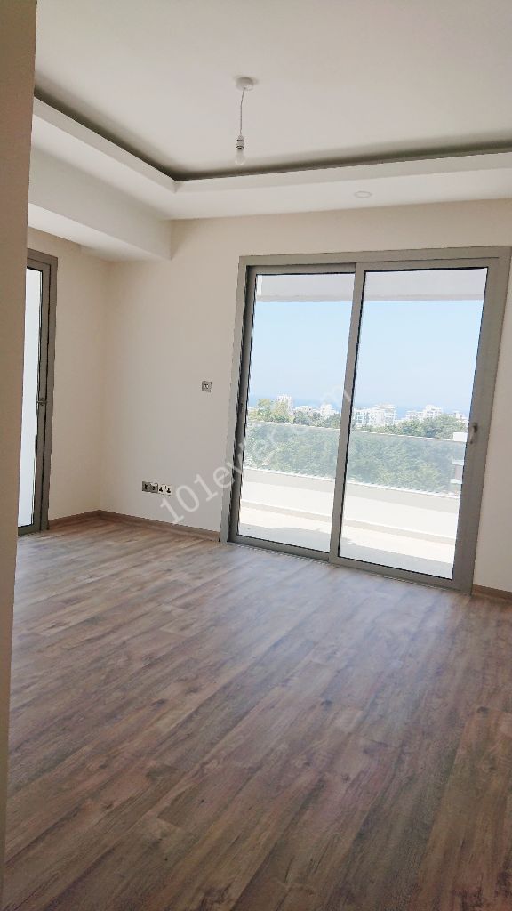 Girne Merkez'de Yeni Asansörlü Binada 360 Derece Manzara Teraslı- 3+1 Full Penthouse!