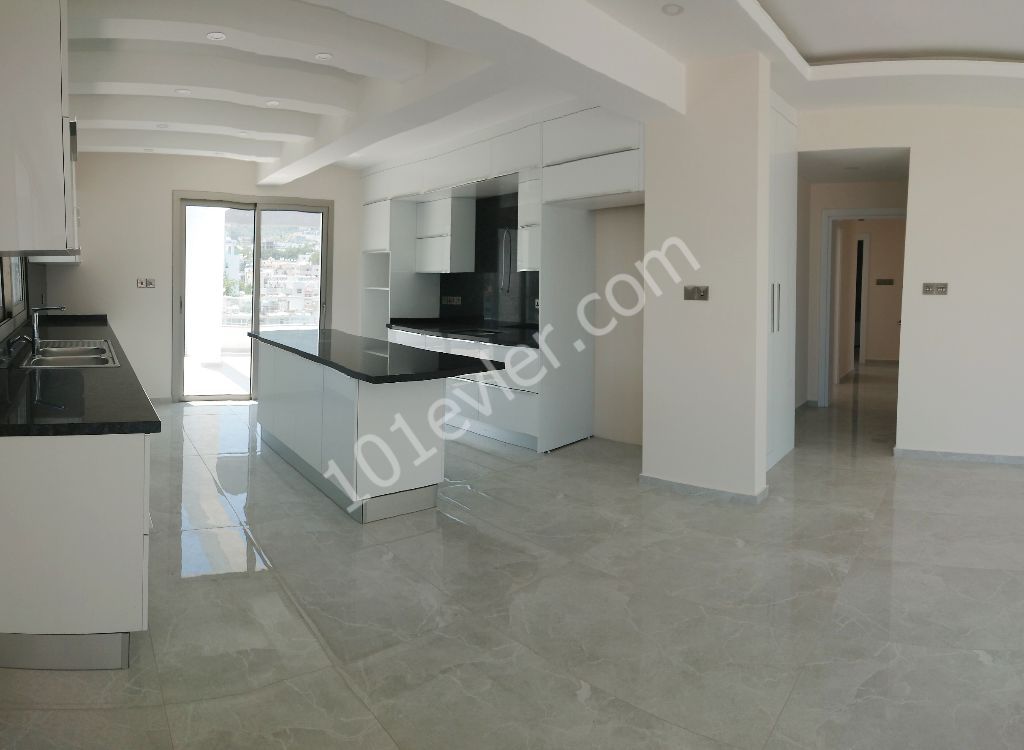 Girne Merkez'de Yeni Asansörlü Binada 360 Derece Manzara Teraslı- 3+1 Full Penthouse!