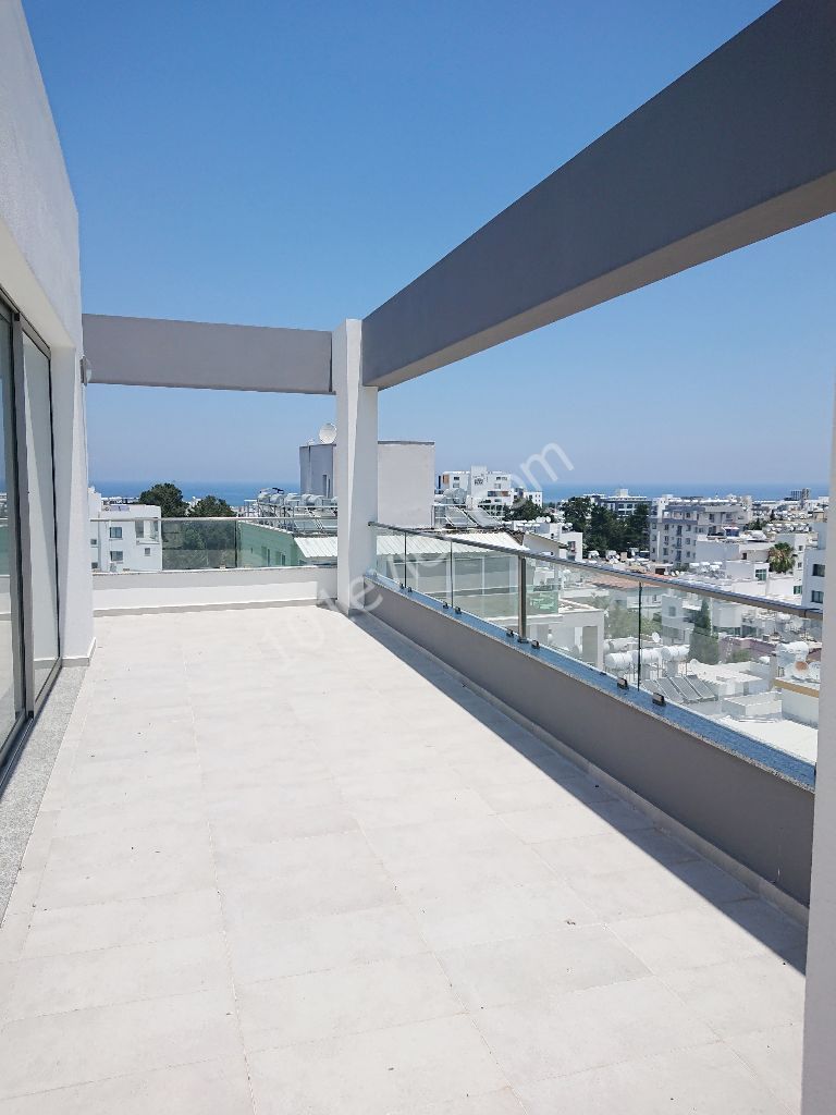 Girne Merkez'de Yeni Asansörlü Binada 360 Derece Manzara Teraslı- 3+1 Full Penthouse!