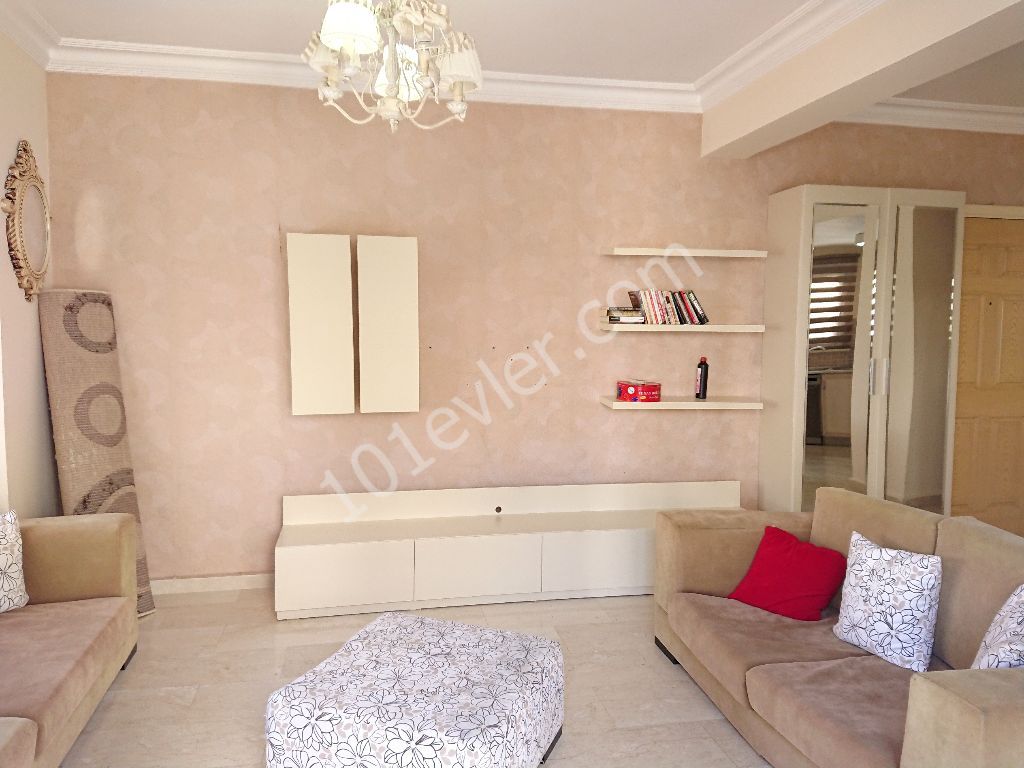 Girne Öğretmen Evi Bölgesinde Nezih Bakımlı Apartmanda 3+1 Full Eşyalı SATILIK Daire!