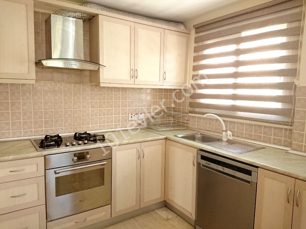 Girne Öğretmen Evi Bölgesinde Nezih Bakımlı Apartmanda 3+1 Full Eşyalı SATILIK Daire!