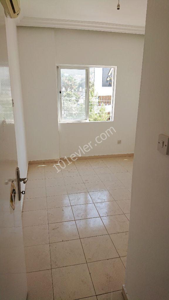 Girne Merkez'de ***KELEPİR*** 3+1 TÜRK MALI SATILIK DAİRE! 