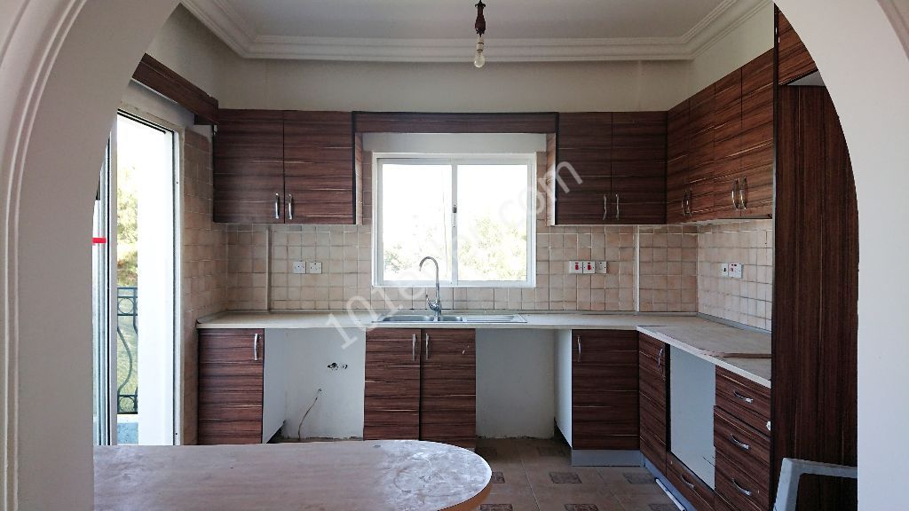 Girne Merkez'de ***KELEPİR*** 3+1 TÜRK MALI SATILIK DAİRE! 