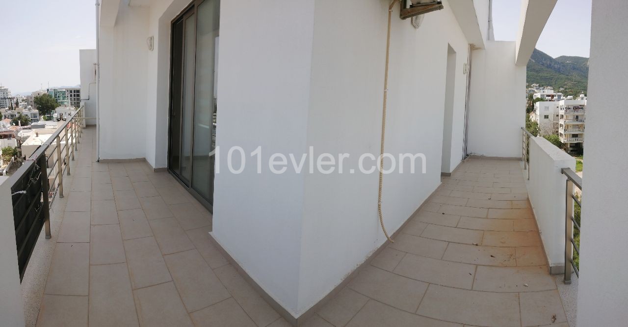 Girne Merkez'de Servis Güzergahına ve Markete Yakın, Yeni, Asansörlü binada 3+1 Kiralık Yarı Penthouse !