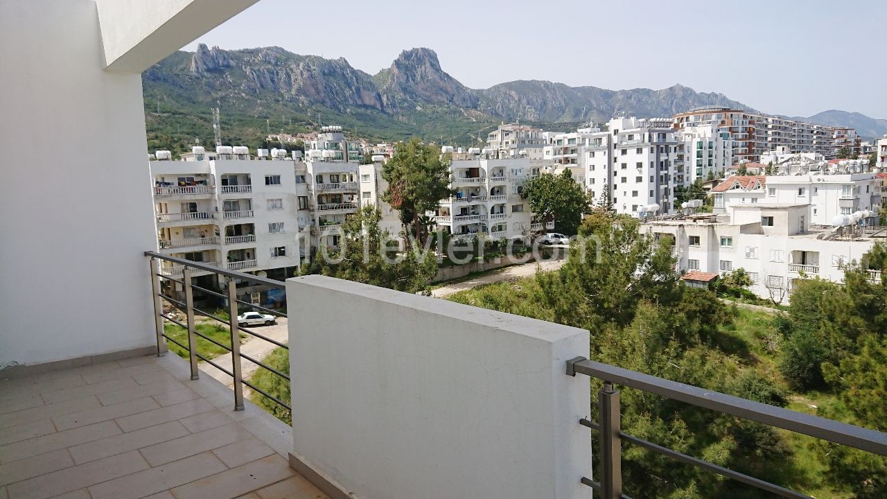 Girne Merkez'de Servis Güzergahına ve Markete Yakın, Yeni, Asansörlü binada 3+1 Kiralık Yarı Penthouse !