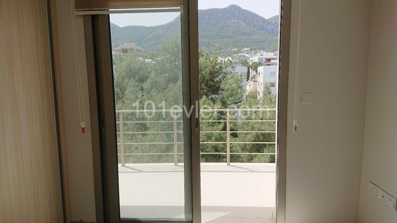 Girne Merkez'de Servis Güzergahına ve Markete Yakın, Yeni, Asansörlü binada 3+1 Kiralık Yarı Penthouse !