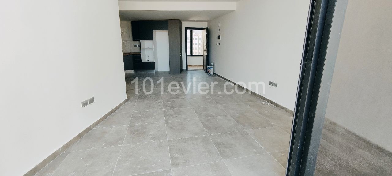 Girne'nin Çevre Yoluna Çıkan Modern Gelişmiş Bölgesinde Prestijli Yeni Rezidans Binasında Kiralık ve Satılık 1+1 