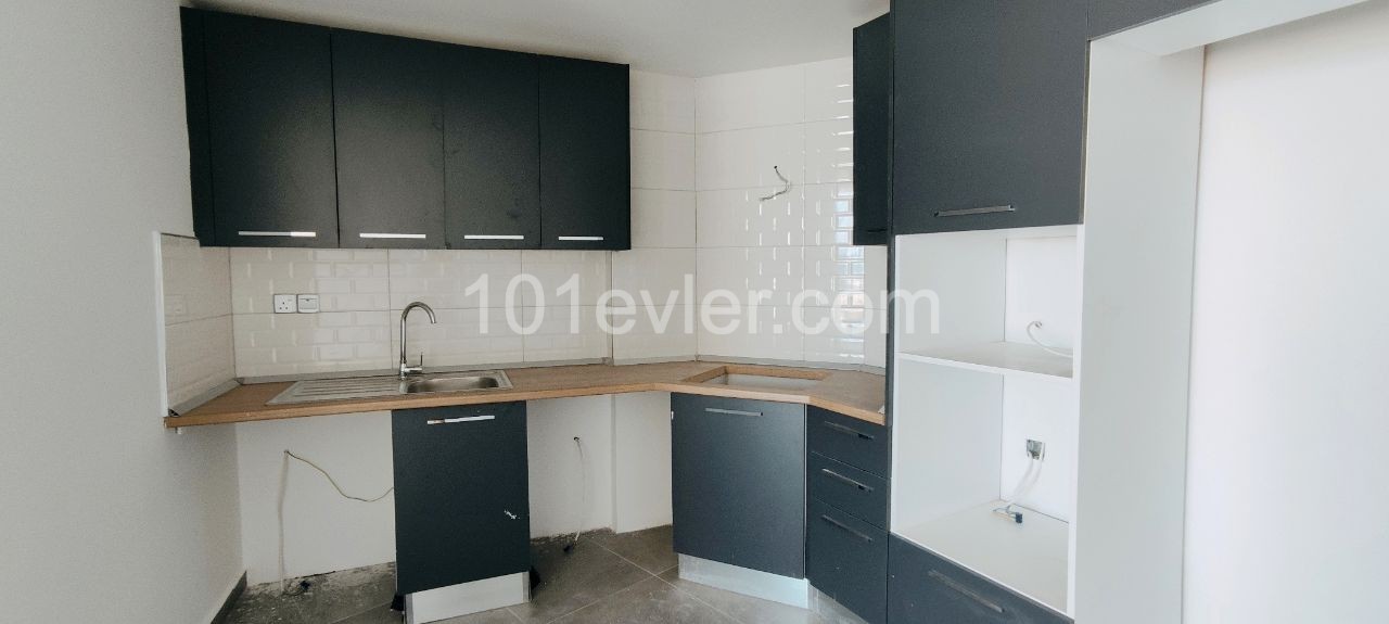 Girne'nin Çevre Yoluna Çıkan Modern Gelişmiş Bölgesinde Prestijli Yeni Rezidans Binasında Kiralık ve Satılık 1+1 