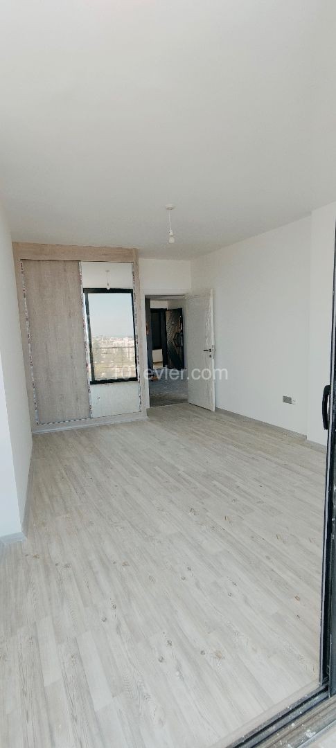 Girne'nin Çevre Yoluna Çıkan Modern Gelişmiş Bölgesinde Prestijli Yeni Rezidans Binasında Kiralık ve Satılık 1+1 