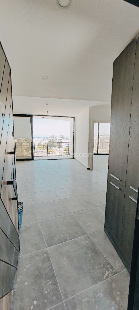 Girne'nin Çevre Yoluna Çıkan Modern Gelişmiş Bölgesinde Prestijli Yeni Rezidans Binasında Kiralık ve Satılık 1+1 