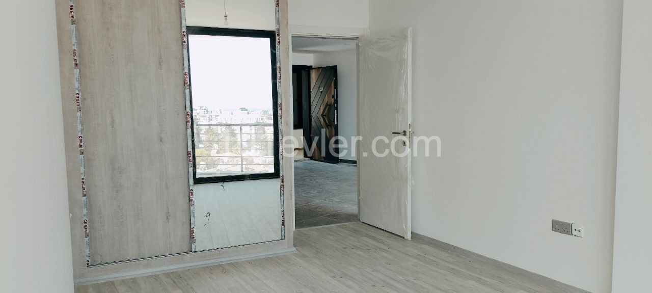 Girne'nin Çevre Yoluna Çıkan Modern Gelişmiş Bölgesinde Prestijli Yeni Rezidans Binasında Kiralık ve Satılık 1+1 