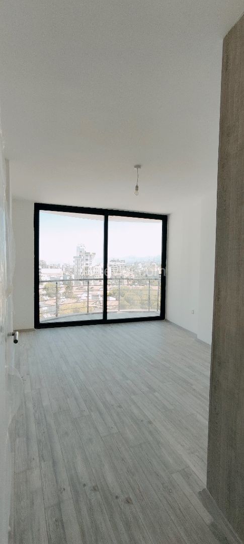 Girne'nin Çevre Yoluna Çıkan Modern Gelişmiş Bölgesinde Prestijli Yeni Rezidans Binasında Kiralık ve Satılık 1+1 