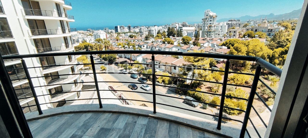 Girne'nin Çevre Yoluna Çıkan Modern Gelişmiş Bölgesinde Prestijli Yeni Rezidans Binasında Kiralık ve Satılık 1+1 