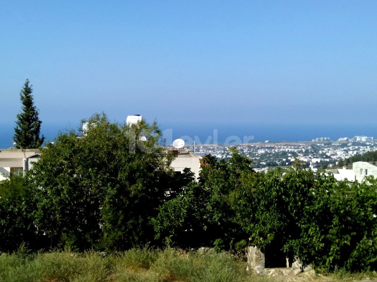 Kyrenia Lapta, in einer hohen Gegend, mit Blick auf die Berge und das Meer, 90% und 3 Etagen Baugrundstück, 40,000 stg **  ** 