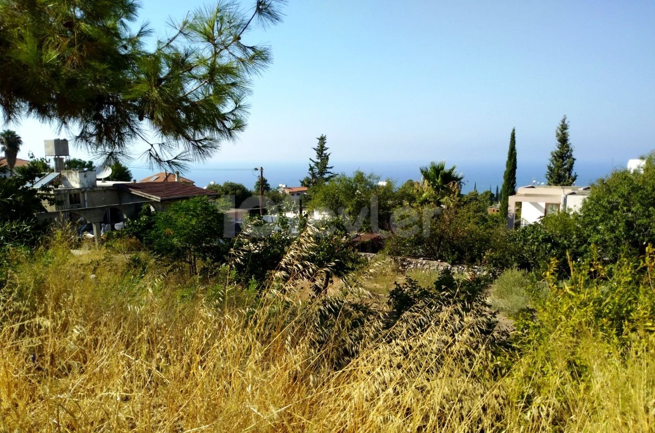 Kyrenia Lapta, in einer hohen Gegend, mit Blick auf die Berge und das Meer, 90% und 3 Etagen Baugrundstück, 40,000 stg **  ** 